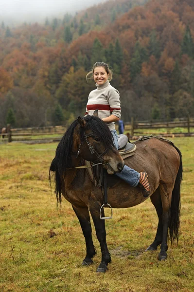 Equestrian tourism in the Carpathians — Stock Photo, Image