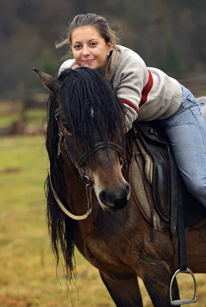 Het meisje spreekt met het paard — Stockfoto