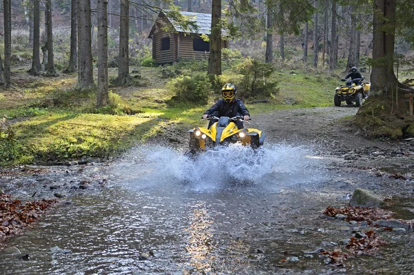 Cestování po horách na ATV — Stock fotografie