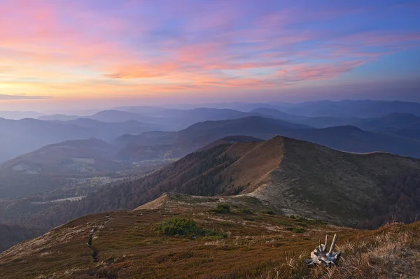 Hoskhod sol en las montañas — Foto de Stock