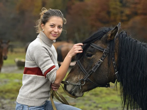 Passeggiate a cavallo in montagna — Foto Stock