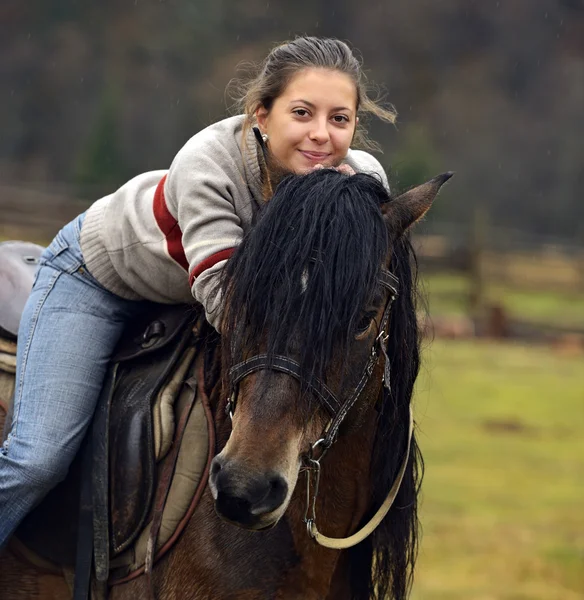 Paardrijden in de bergen — Stockfoto