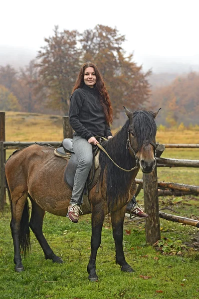 Passeios a cavalo nas montanhas — Fotografia de Stock