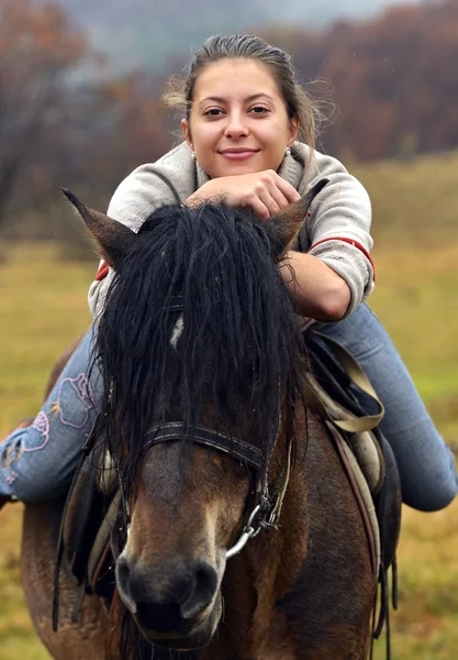 Paardrijden in de bergen — Stockfoto