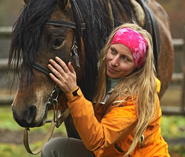 Passeggiate a cavallo in montagna — Foto Stock