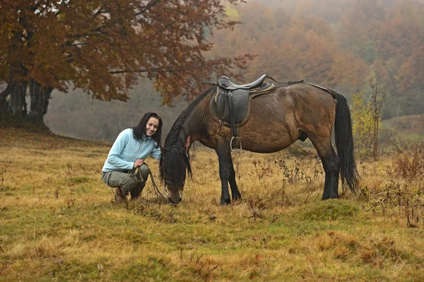 Passeios a cavalo nas montanhas — Fotografia de Stock