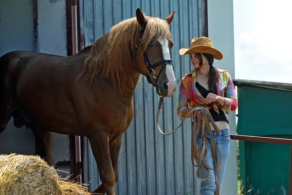 Красивая девушка с лошадью на ферме — стоковое фото