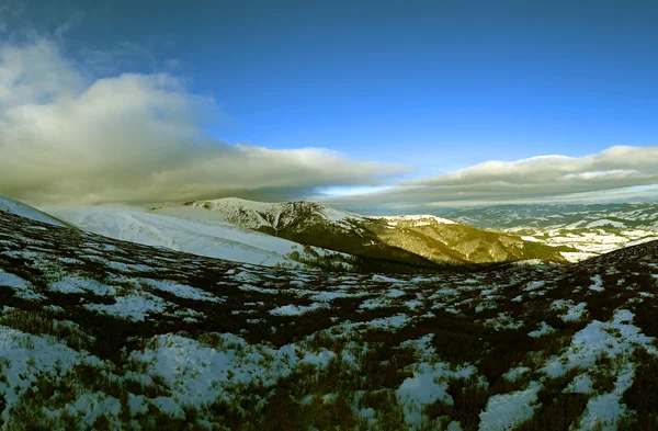 В горах морозный день — стоковое фото