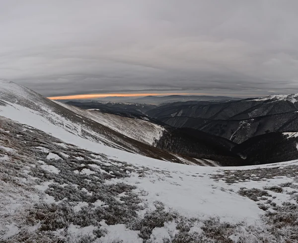 В горах морозный день — стоковое фото