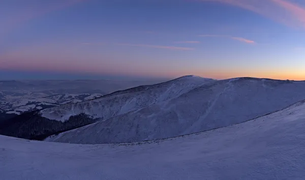 Una giornata gelida è in montagna — Foto Stock