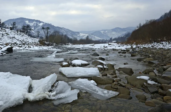 Horská řeka v zimě — Stock fotografie