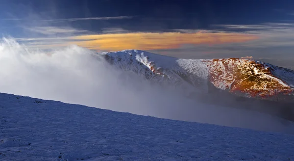 Una giornata gelida è in montagna — Foto Stock