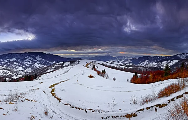 Um dia gelado está nas montanhas — Fotografia de Stock