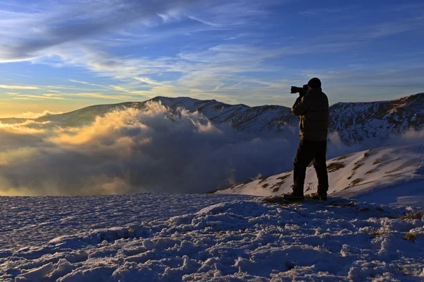 Ein frostiger Tag liegt in den Bergen — Stockfoto