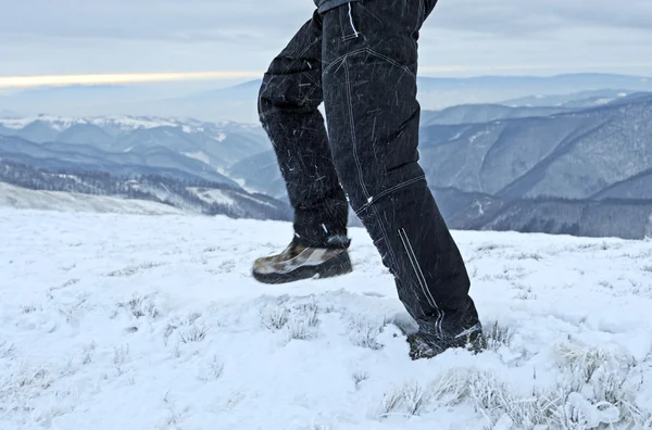 Hombres senderismo en las montañas, aventura y ejercicio —  Fotos de Stock