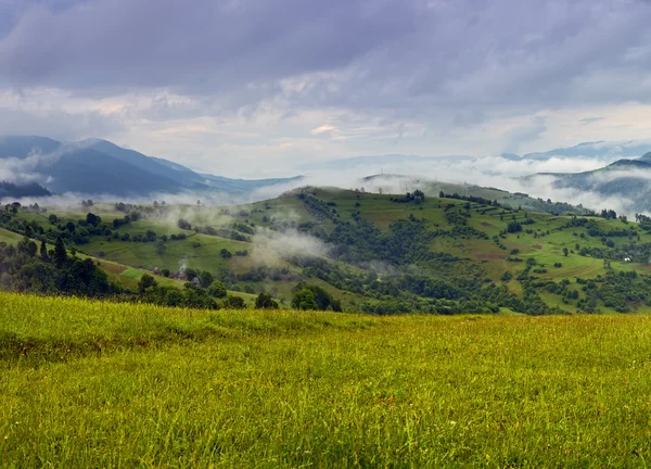 Viaje ao longo de cumes de montanha na primavera — Fotografia de Stock