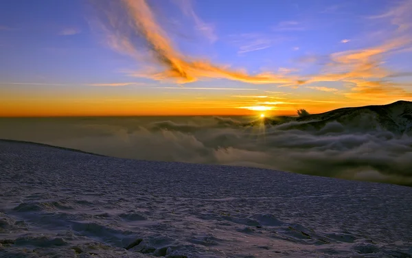 Une journée glacée est dans les montagnes — Photo