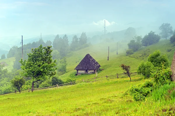 Viaje a lo largo de las cordilleras en primavera — Foto de Stock