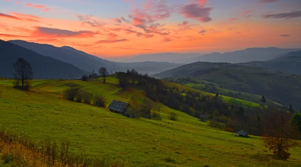 Hoskhod soleil dans les montagnes — Photo