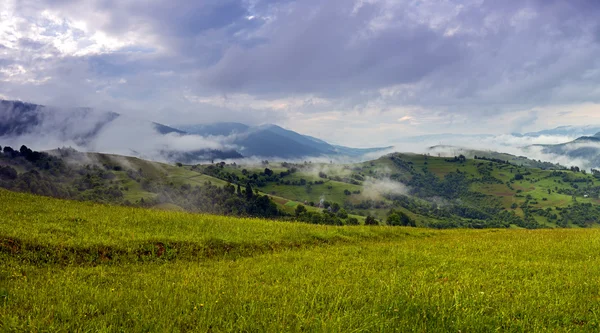 Viaje ao longo de cumes de montanha na primavera — Fotografia de Stock