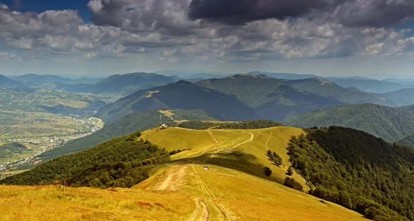 Reizen langs de bergkam in de zomer — Stockfoto