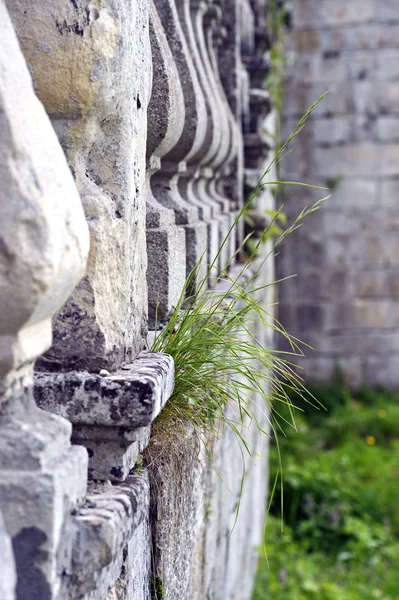 Garde-corps en pierre dans le château de Pidhirtsi — Photo