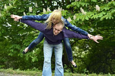 şehir parkında eğlenceli olan kız ve erkek