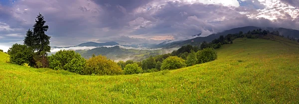 Горные хребты весной — стоковое фото