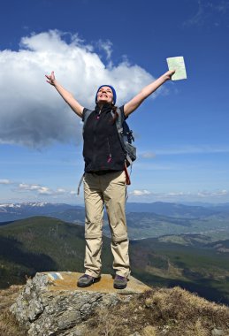 kadın dağ tepesinde