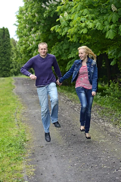 Casal no parque — Fotografia de Stock