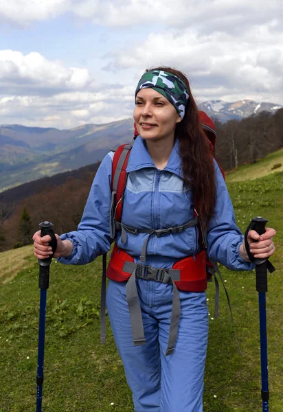 Vrouw op de berg van de Karpaten — Stockfoto