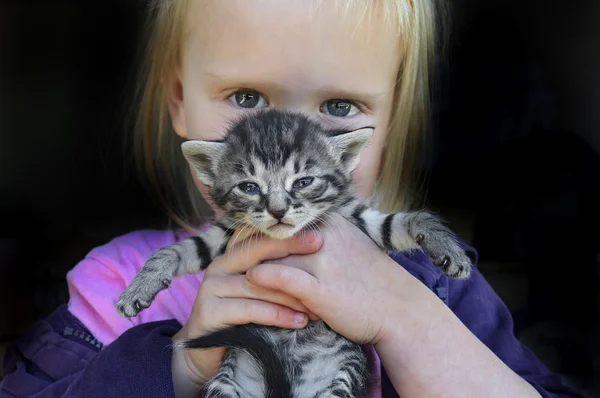 Dziewczyna z kotem — Zdjęcie stockowe