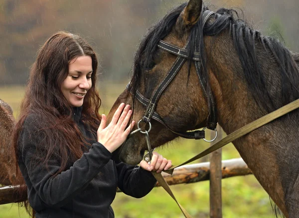 Passeios a cavalo nas montanhas — Fotografia de Stock