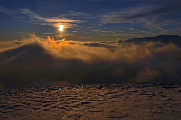 Une journée glacée est dans les montagnes — Photo