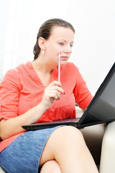 Véritable femme d'affaires avec ordinateur portable dans son bureau — Photo
