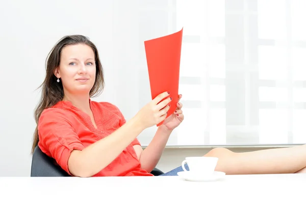 Véritable femme d'affaires attrayante dans son bureau — Photo