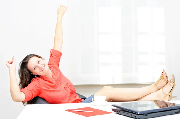 Empresária relaxante em seu escritório — Fotografia de Stock