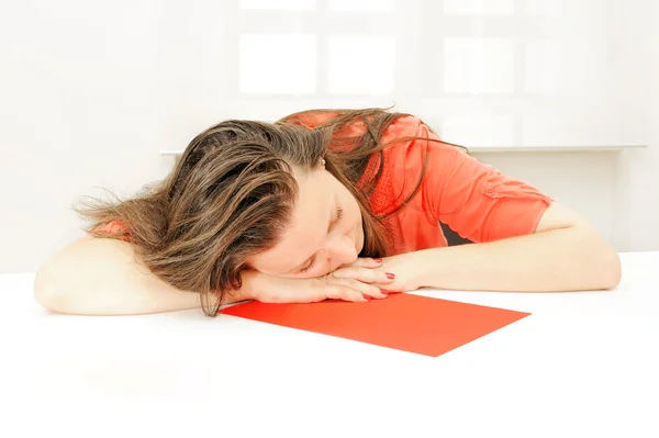 Echt uitgeput zakenvrouw in haar kantoor — Stockfoto