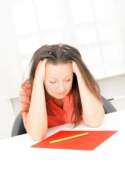 Wirklich erschöpfte Geschäftsfrau in ihrem Büro — Stockfoto