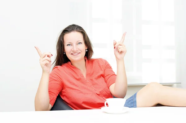 Véritable femme d'affaires attrayante dans son bureau — Photo