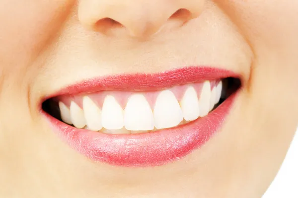 gülümseyen kadın büyük sağlıklı beyaz dişler