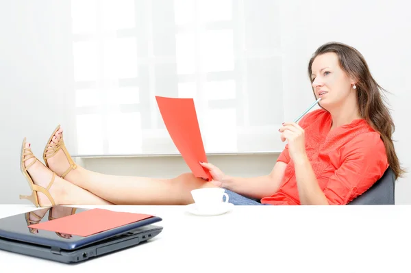 Véritable femme d'affaires attrayante dans son bureau — Photo