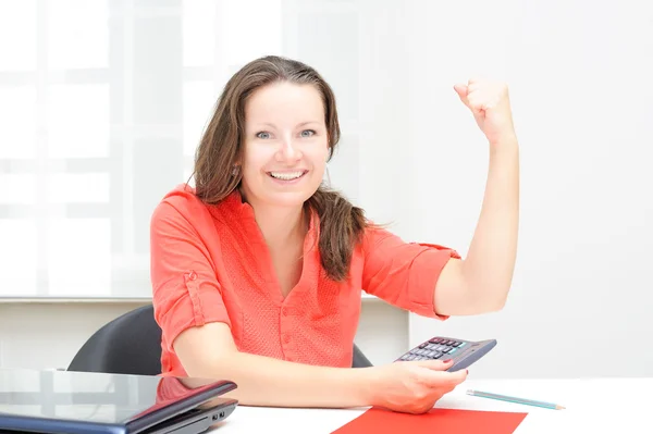 Empresária atraente real celebrando o sucesso em seu escritório — Fotografia de Stock