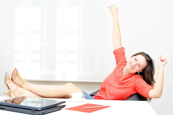 Empresária relaxante em seu escritório — Fotografia de Stock