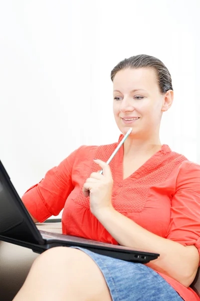 Véritable femme d'affaires avec ordinateur portable dans son bureau — Photo