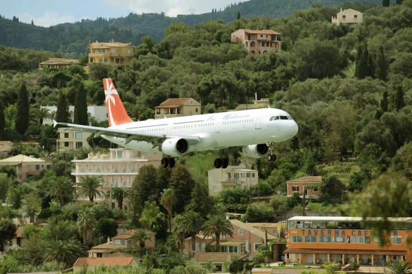 Airplane preparing to land — Stock Photo, Image
