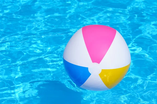Надувной разноцветный пластиковый мяч в бассейне — стоковое фото