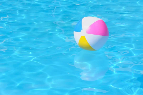 Boule en plastique multicolore gonflable dans la piscine — Photo