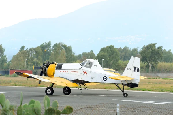 Взлет самолета PZL M18 B Dromader с активной взлетно-посадочной полосы — стоковое фото