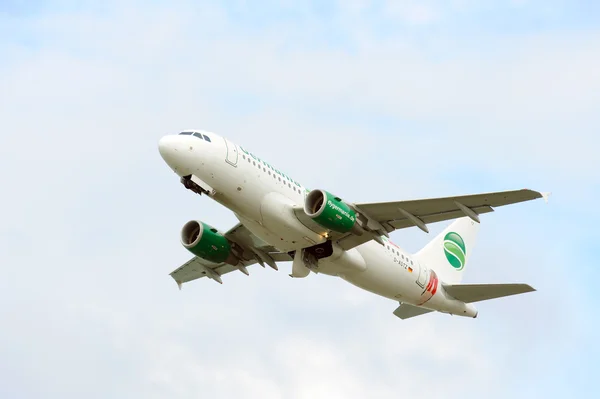 Passenger airplane takeoff from active runway — Stock Photo, Image